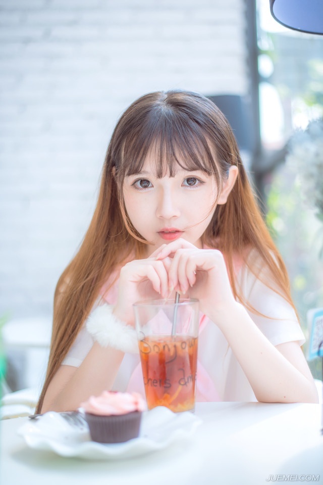 “笑话，公归公，私归私，怎能混为一谈？”刘璝面色难看的道。